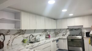 cocina en hogar geriátrico ubicado en Bogotá, barrio Alhambra, Suba