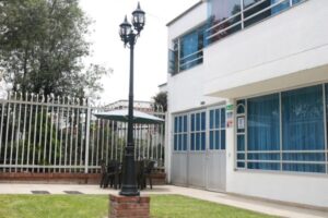 Zonas verdes en hogar geriátrico en Bogotá, Suba, Niza
